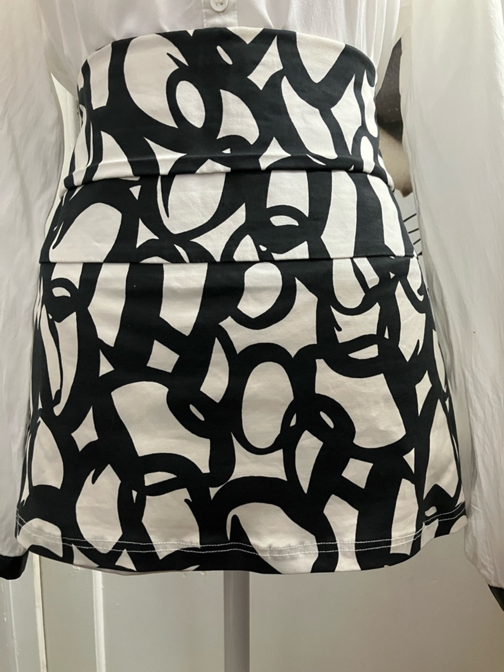 Club Monaco Black & White Abstract Mini Skirt - Picture 4 of 8